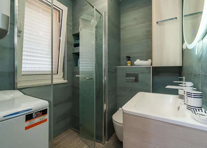 The Panoramic View Penthouse Sweet Petite With Private Parking 아파트